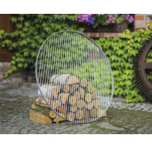 Runder Grillrost aus Metall über einem Holzstapel