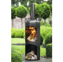 Schwarzer Outdoor Kaminofen mit Holzscheiten im Garten