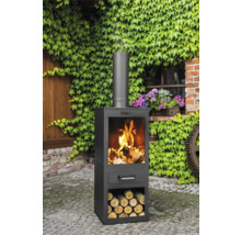 Außenkamin mit Holz im Feuerraum und Holzlagerung im Garten