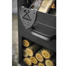 Detailansicht eines Kaminholzregals mit dem Schriftzug Handmade für Handarbeit