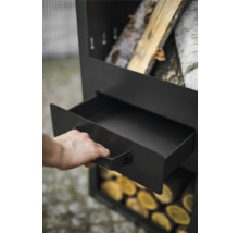 Detailansicht eines Brennholzregals aus Metall mit herausgezogener Schublade