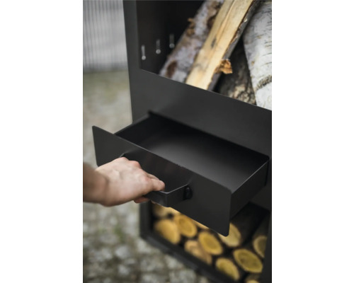 Detailansicht eines Brennholzregals aus Metall mit herausgezogener Schublade