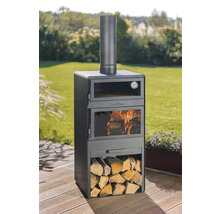 Holzbackofen mit Brennholz auf einer Holzterrasse