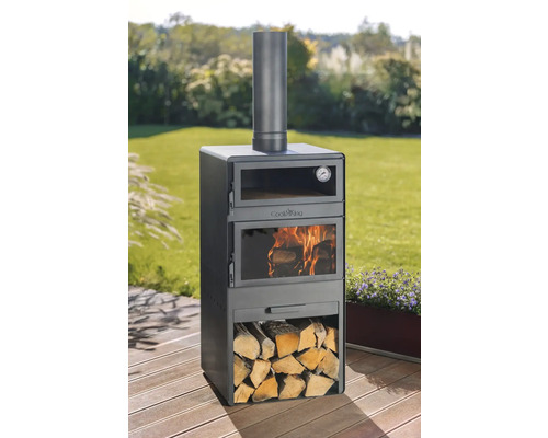 Holzbackofen mit Brennholz auf einer Holzterrasse