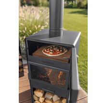 Pizzaofen mit Pizza, Holz und Feuer