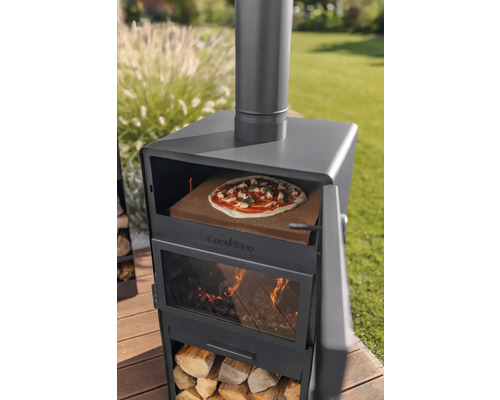 Pizzaofen mit Pizza, Holz und Feuer