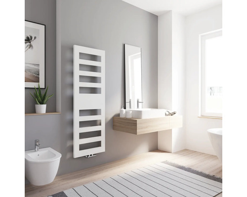 Badezimmer mit Handtuchwärmer, Waschbecken, Spiegel, Bidet und Teppich