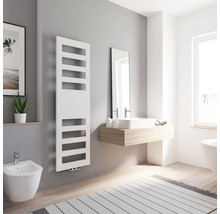 Badezimmer mit Handtuchwärmer, Waschtisch, Spiegel und Bidet