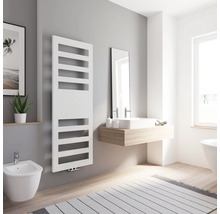 Badezimmer mit Handtuchwärmer, Bidet, Waschbecken und Spiegel für einen hellen und geräumigen Eindruck