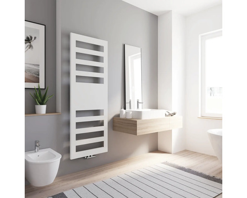 Badezimmer mit Handtuchwärmer, Bidet, Waschbecken und Spiegel für einen hellen und geräumigen Eindruck