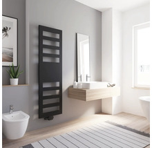 Badezimmer mit schwarzem Heizkörper, Waschbecken, Spiegel und Bidet in hellem Raum