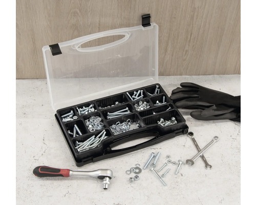 Sortimentskasten mit Schrauben, Muttern, Unterlegscheiben, Ratschenschlüssel, Schraubenschlüssel und Arbeitshandschuhen