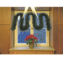 Dekorierte Fensterbank mit Tannengirlande und Weihnachtsstern