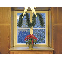 Dekorierte Fensteransicht mit Weihnachtsstern, Girlande und Weihnachtssternblume.