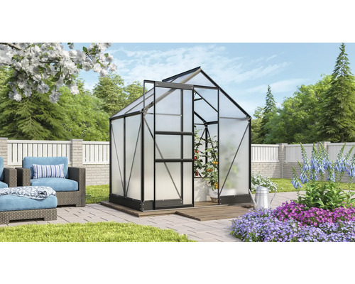 Gewächshaus mit Pflanzbeet im Garten