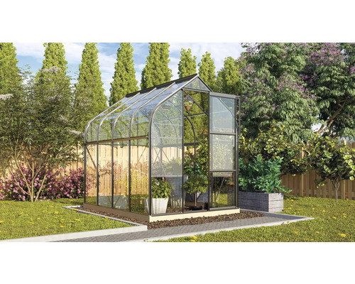 Gewächshaus im Garten mit Pflanzen und Blumen