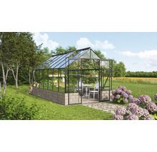 Gewächshaus mit Stahlrahmen, Steinfundament und Inneneinrichtung im Garten