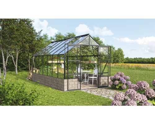 Gewächshaus mit Stahlrahmen, Steinfundament und Inneneinrichtung im Garten