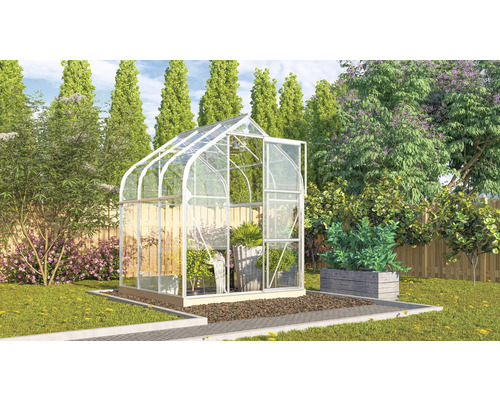 Gewächshaus mit geöffneter Tür im Garten