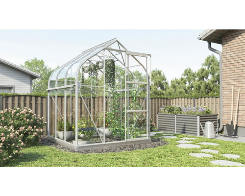 Gewächshaus mit Pflanzen im Garten