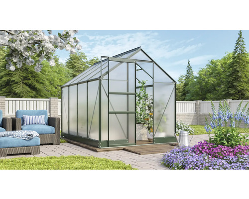 Gewächshaus mit Pflanzen im Garten