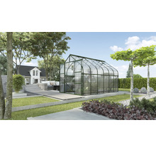 Gewächshaus im Garten mit Haus im Hintergrund