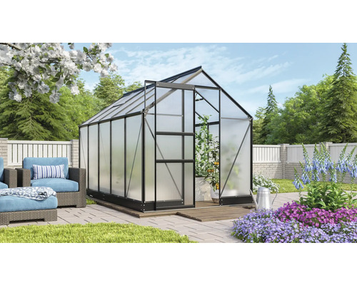 Gewächshaus mit geöffneter Tür in einem Garten mit Gartenmöbeln und Blumen