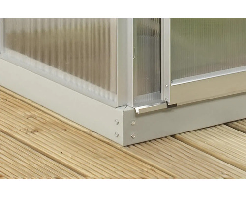 Detailansicht eines Gewächshauses mit Polycarbonatplatten und Aluminiumrahmen auf einem Holzdeck