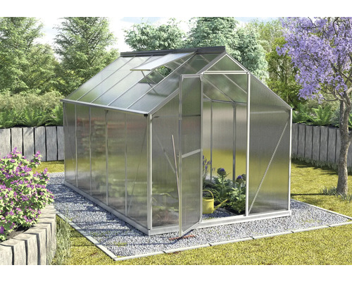 Gewächshaus mit geöffneter Tür und Dachfenster im Garten