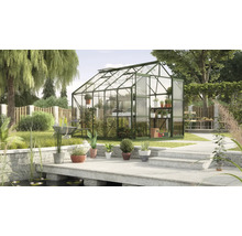 Gewächshaus im Garten mit Bepflanzung und Gartenteich