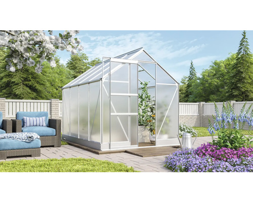 Gewächshaus im Garten mit Pflanzen und Sitzbereich.