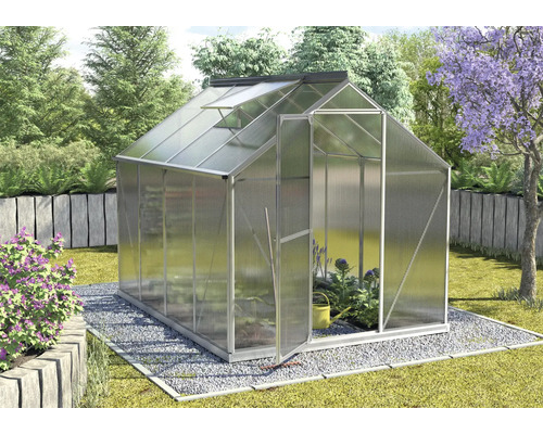 Gewächshaus mit geöffneter Tür im Garten