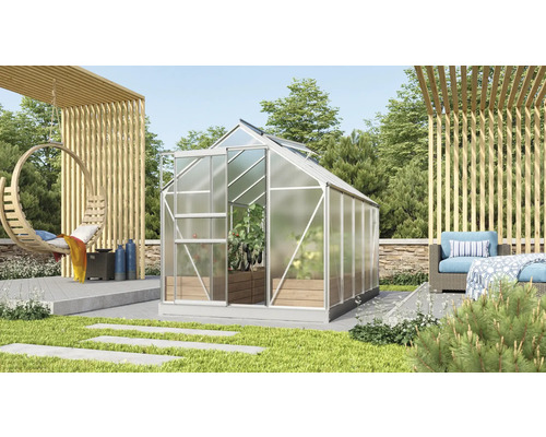 Gewächshaus im Garten mit Gartenmöbeln und Dekoration.