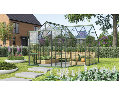 Gewächshaus im Garten mit Pflanzen in Holzkästen