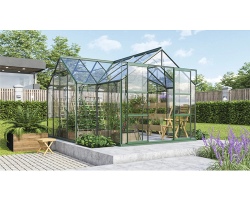 Gewächshaus im Garten mit Pflanzen und Gartenmöbeln.