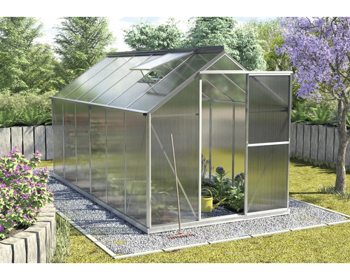 Gewächshaus mit geöffneter Tür und Oberlicht in einem Garten.