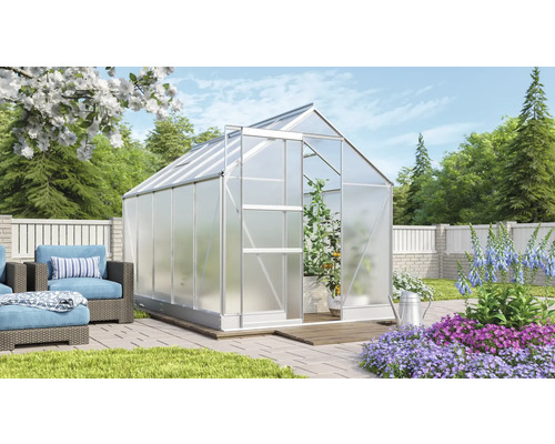 Gewächshaus im Garten mit geöffneter Tür und Pflanzen