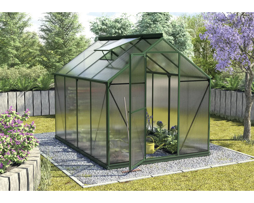 Gewächshaus mit geöffneter Tür und Pflanzen im Garten