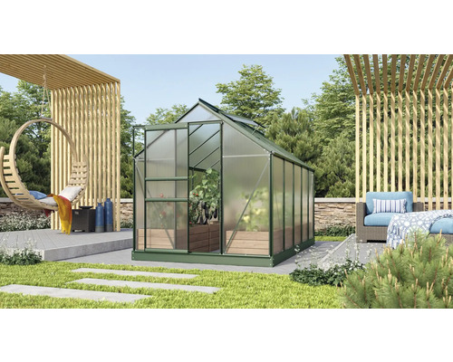 Gewächshaus im Garten mit Hängekorb und Sitzbereich