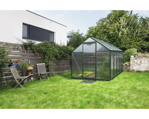 Gewächshaus Vitavia Venus 6200 Hohlkammerplatten 6 mm, grün Gewächshaus im Garten mit Rasenfläche, Holzzaun und Gartenstühlen