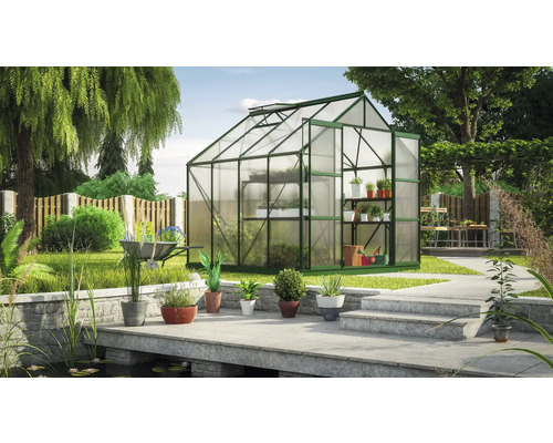 Gewächshaus mit Pflanzenregal im Garten