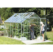 Gewächshaus mit Pflanzen und zwei Personen im Garten
