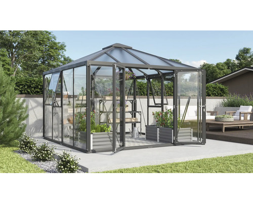 Gewächshaus mit Pflanzenregalen und geöffneten Türen im Garten