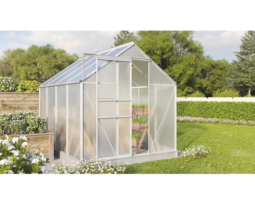 Gewächshaus mit Aluminiumrahmen und Polycarbonatplatten im Garten.