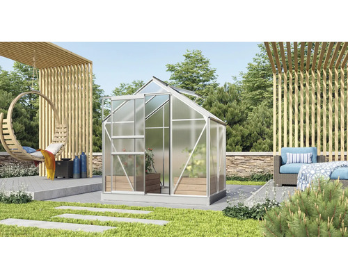 Gewächshaus im Garten mit Gartenmöbeln und Pflanzen