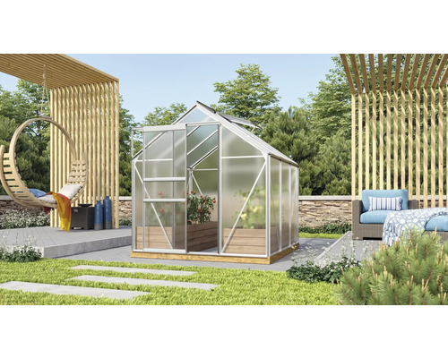 Gewächshaus mit Aluminiumrahmen und Pflanzen im Garten.