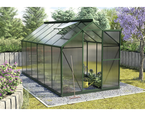 Gewächshaus mit geöffneter Tür und Dachfenster im Garten