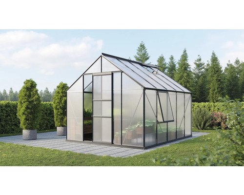 Gewächshaus mit geöffneten Fenstern und Tür im Garten