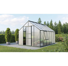 Gewächshaus im Garten mit geöffnetem Fenster und Schiebetür