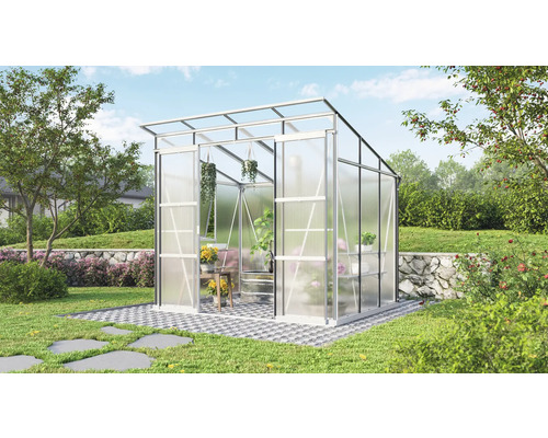 Gewächshaus im Garten mit Pflanzen und Blumen